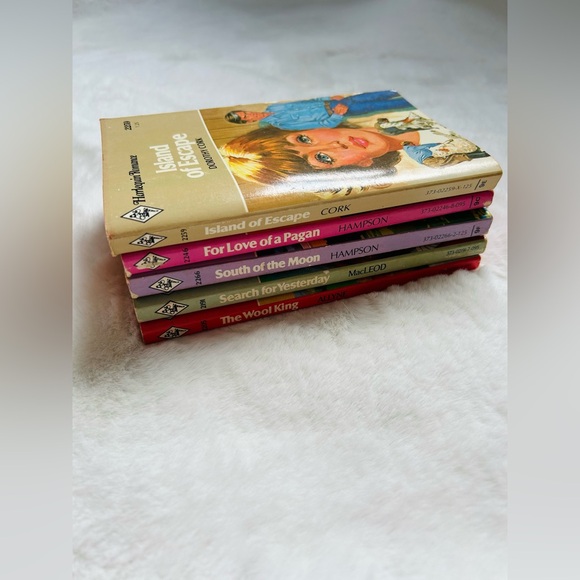 VINTAGE 70s Harlequin Novels - Picture 4 of 6